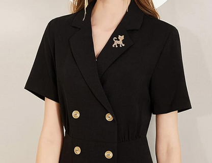 A gold cat brooch being worn on a blazer